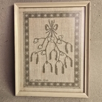 Broderet mistelten i gammel hvid træ fotoramme. Billedåbning 16,5 x 21,5 cm.